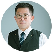 {{ saijoData.staff_name01 }}