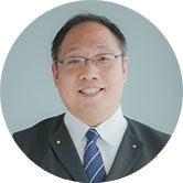 {{ saijoData.staff_name01 }}