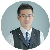 {{ saijoData.staff_name01 }}